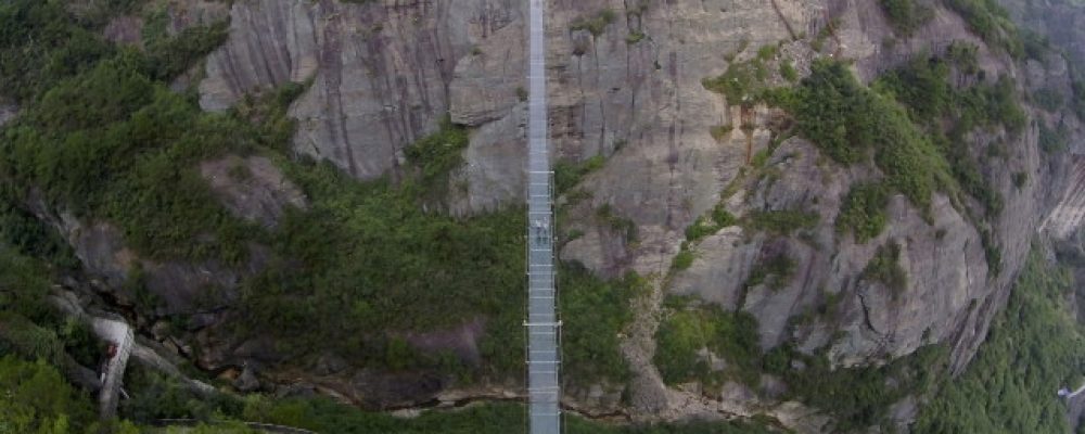 Un pont de verre suspendu se fissure en Chine